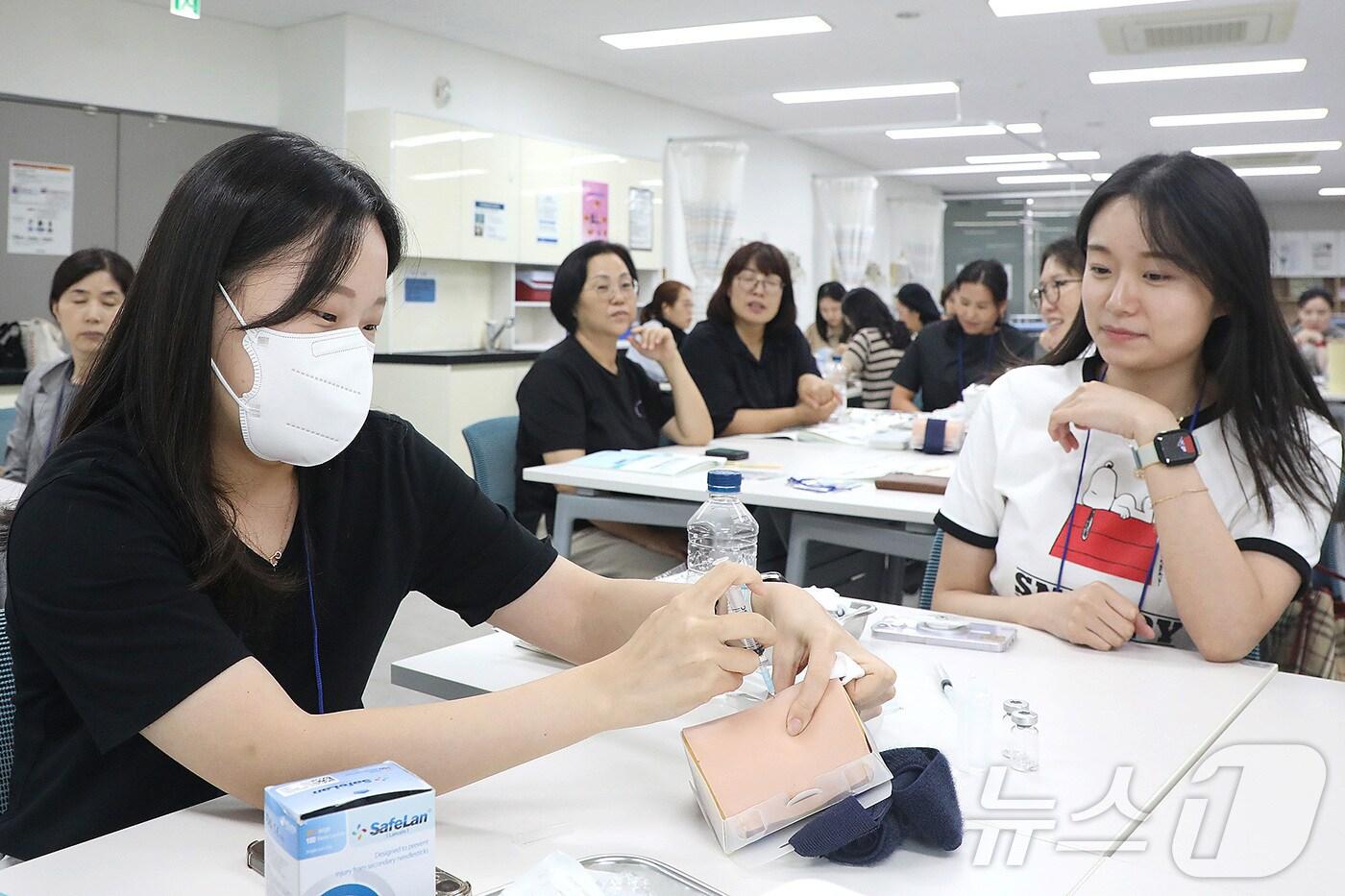영남이공대에서 열린 학교보건업무 전문성 향상 직무연수에 참여한 보건교사들이 실습하고 있다. (영남이공대 제공)