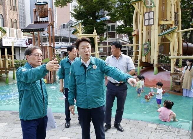 본문 이미지 - 우범기 전주시장이 12일 우아동 소공공원에 운영 중인 물놀이장을 찾아 운영 상황과 안전대책 등을 꼼꼼히 살폈다.(전주시 제공)/뉴스1