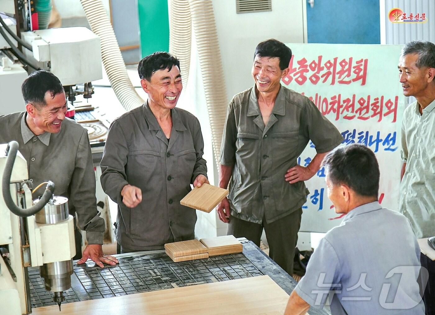 본문 이미지 - (평양 노동신문=뉴스1) = 북한 노동당 기관지 노동신문은 13일 평양 목재공장에서 "당 중앙위원회 제8기 제10차 전원회의 결정을 높이 받들고 생산에서 혁신을 창조하도록 종업원들을 불러일으키고 있다"라고 보도했다. [국내에서만 사용가능. 재배포 금지. DB 금지. For Use Only in the Republic of Korea. Redistribution Prohibited] rodongphoto@news1.kr