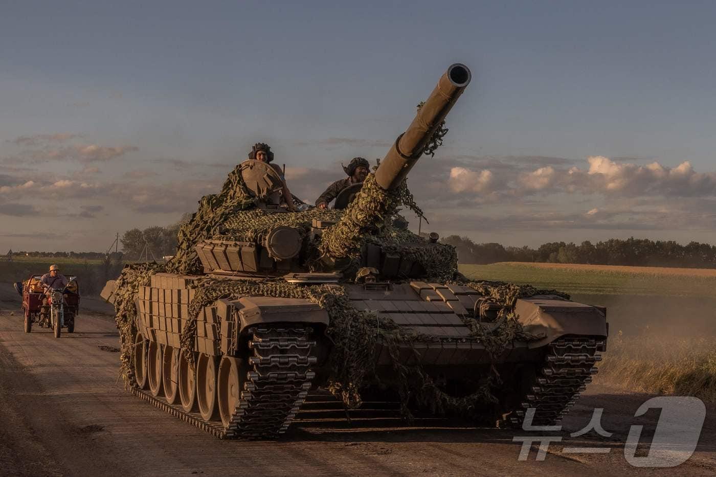 12일(현지시간) 우크라이나군의 소련제 T-72 탱크가 러시아 국경 근처인 우크라이나 수미주에서 이동하고 있다. 우크라이나는 지난 6일 국경을 넘어 러시아 서남부의 쿠르스크주를 공격해 최대 30km까지 돌파했다. 러시아가 외국의 공격에 자국 영토를 빼앗긴 것은 제2차 세계대전 이후 처음이다. 우크라이나군의 올렉산드르 시르스키 총사령관은 12일 러시아 영토 1000㎢를 점령했다고 주장하기도 했다. 2024.08.12 ⓒ AFP=뉴스1 ⓒ News1 김지완 기자