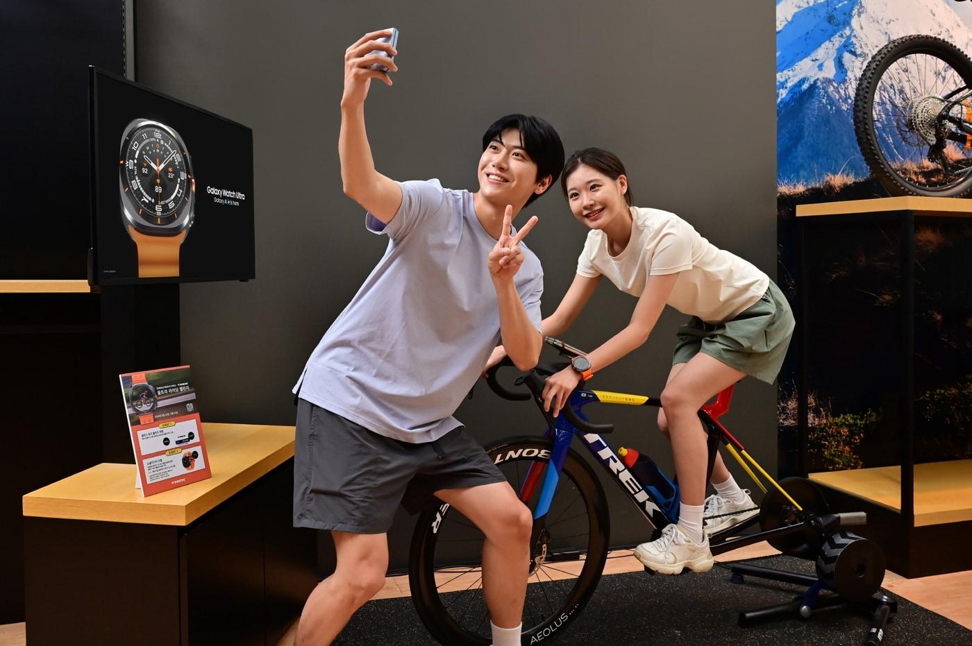 삼성전자와 '트렉 바이시클'의 협업으로 진행되는 '울트라 라이딩 챌린지'에서 사이클 운동에 최적화된 '갤럭시 워치 울트라'를 체험하는 모습.(삼성전자 제공)