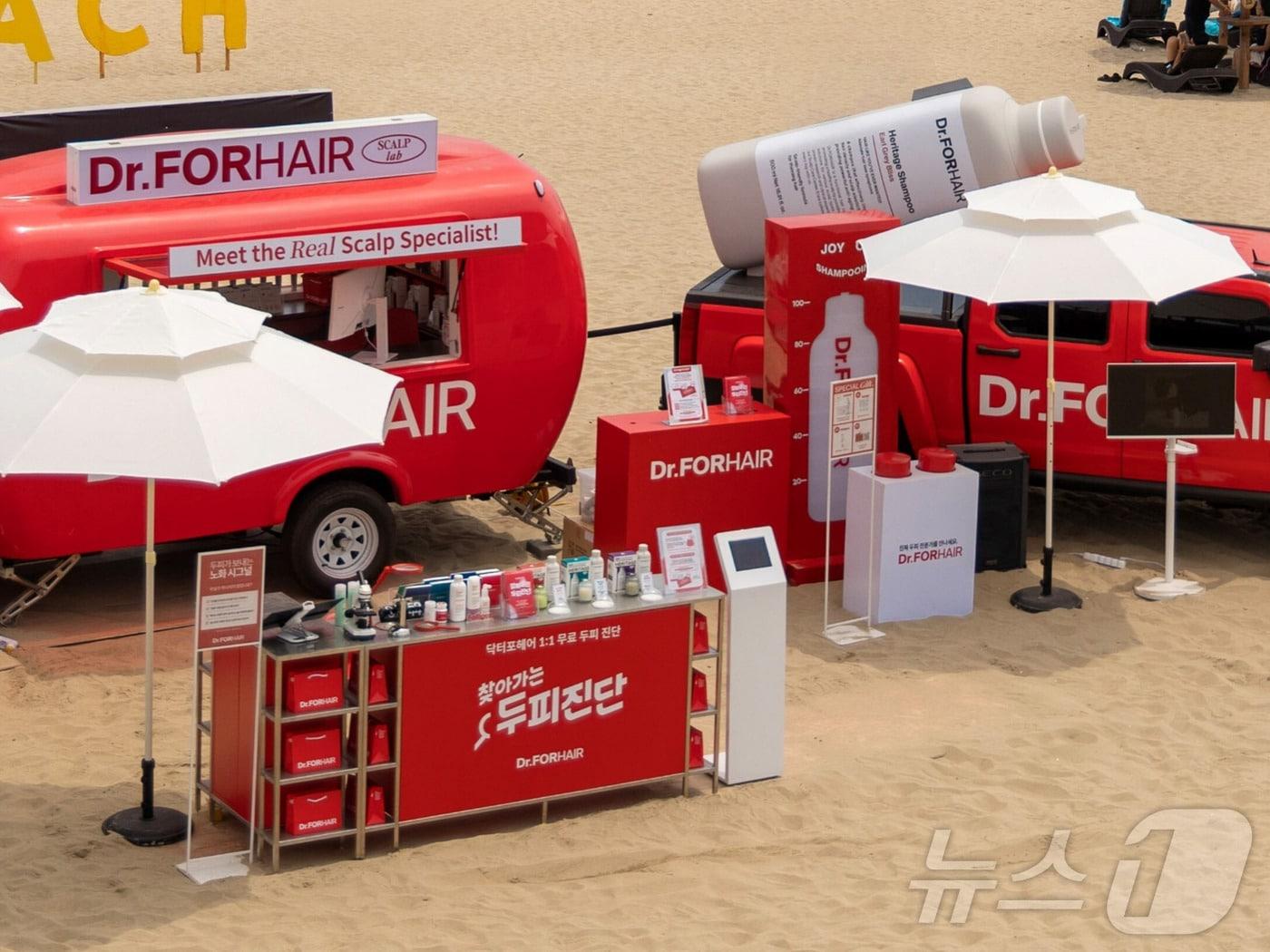 본문 이미지 - 한화리조트 설악 쏘라노에서 진행하는 '찾아가는 두피 진단 캠페인' 부스.(한화호텔앤드리조트 제공)