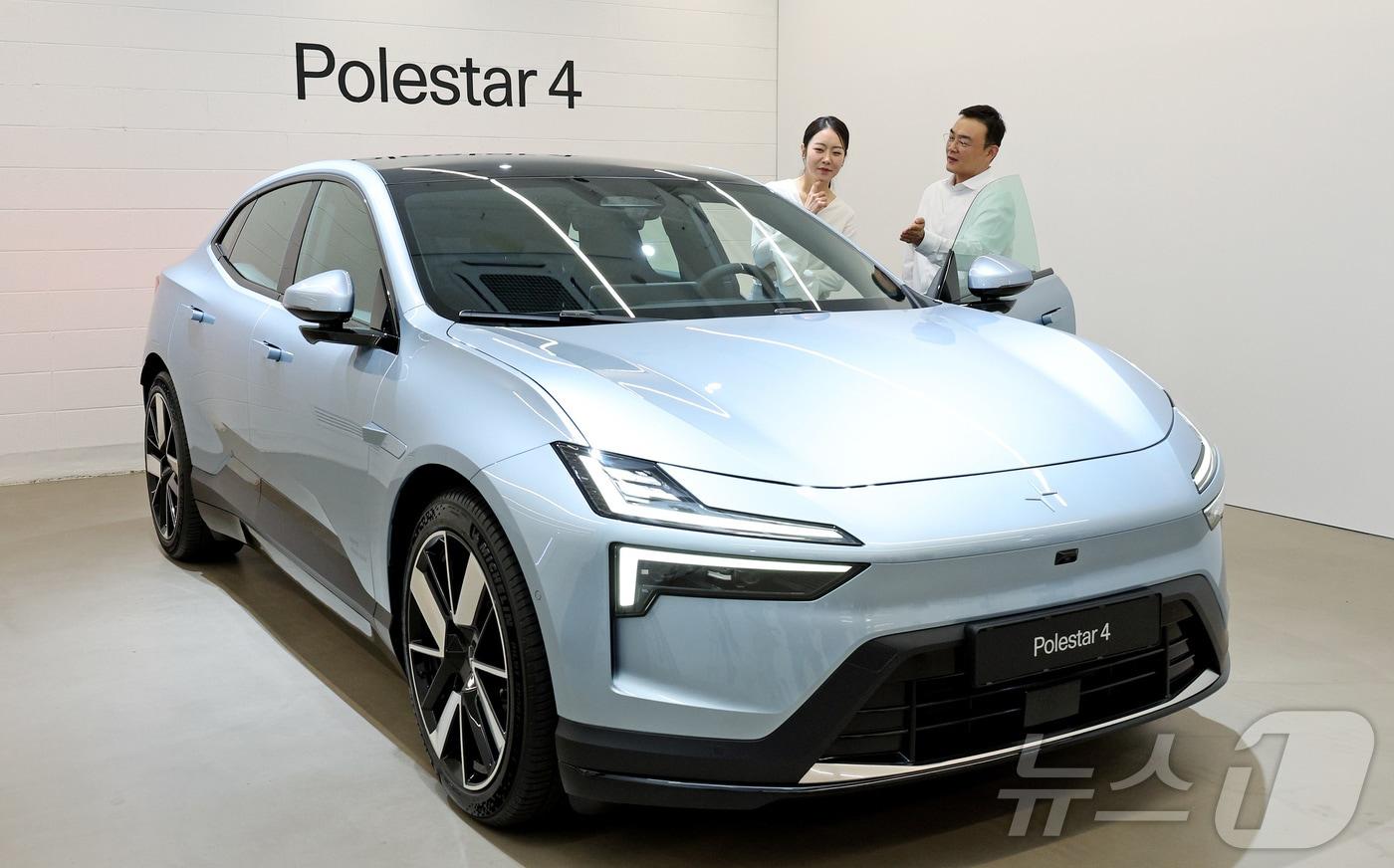 13일 오전 서울 용산구 폴스타 스페이스를 찾은 방문객이 '폴스타4'를 살펴보고 있다. '폴스타4'는 100kWh 리튬이온 배터리를 탑재했으며 롱레인지 듀얼 모터 모델은 최대 544마력의 출력을, 싱글 모터 모델은 272마력의 출력을 갖고 있다. 2024.8.13/뉴스1 ⓒ News1 장수영 기자