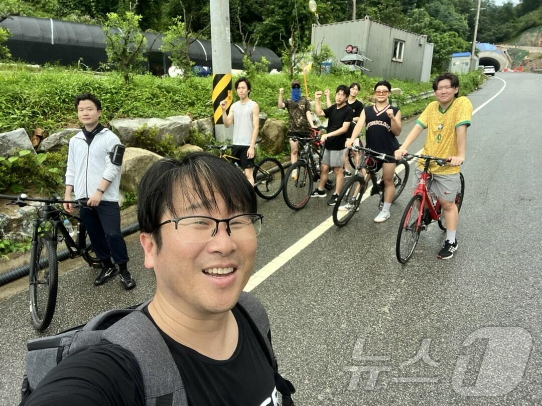 본문 이미지 -  충북 충주의 학교밖 청소년들이 이번에는 자립준비 청소년을 위해 자전거 페달을 밟는다. 사진은 자전거하이킹 훈련 모습.(충주시남자단기청소년쉼터 제공)2024.8.13/뉴스1