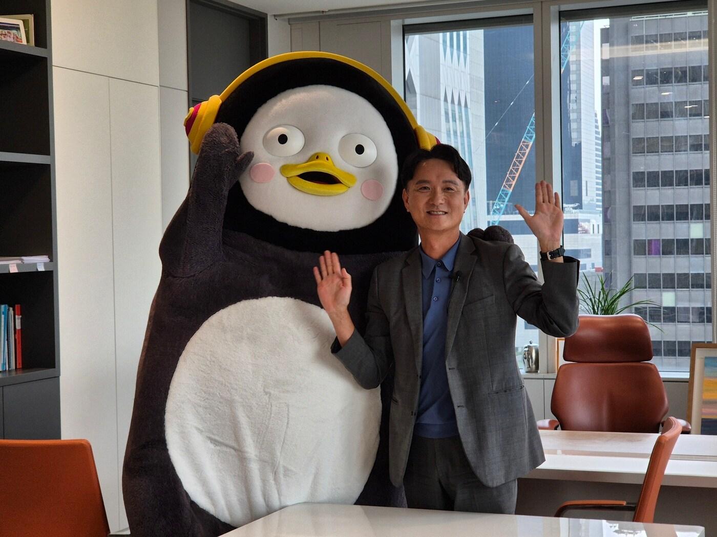 본문 이미지 - 엄주성 키움증권 사장과 EBS 펭수가 포즈를 취하고 있다.(키움증권 제공)