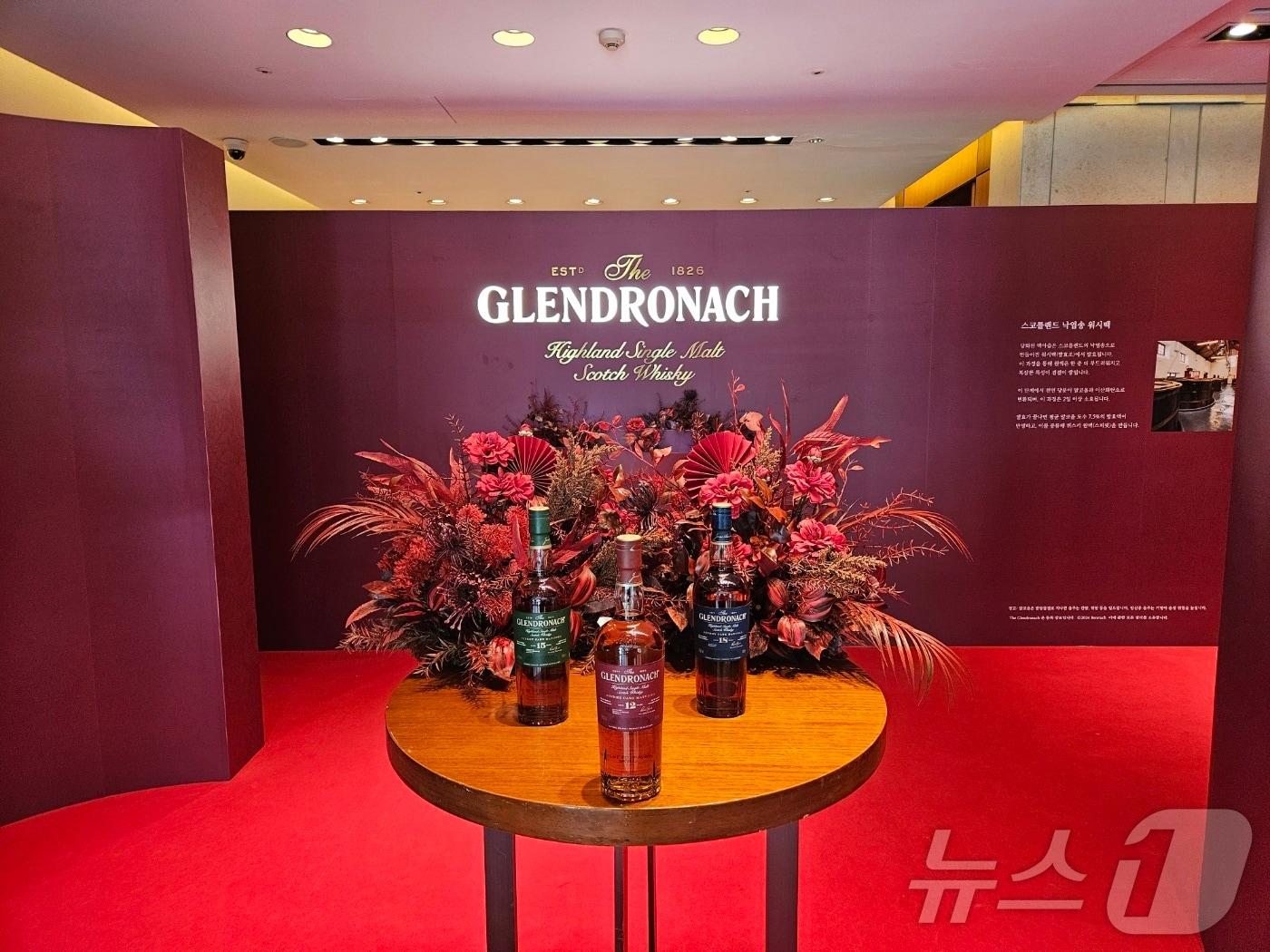 본문 이미지 - 한국브라운포맨이 13일 서울 신라호텔 영빈관 에메랄드홀에서 셰리 캐스크 숙성이 특징인 하이랜드 싱글몰트 위스키 '더 글렌드로낙'의 브랜드 리뉴얼을 기념해 기자간담회를 열었다.ⓒ 뉴스1/김진희 기자.