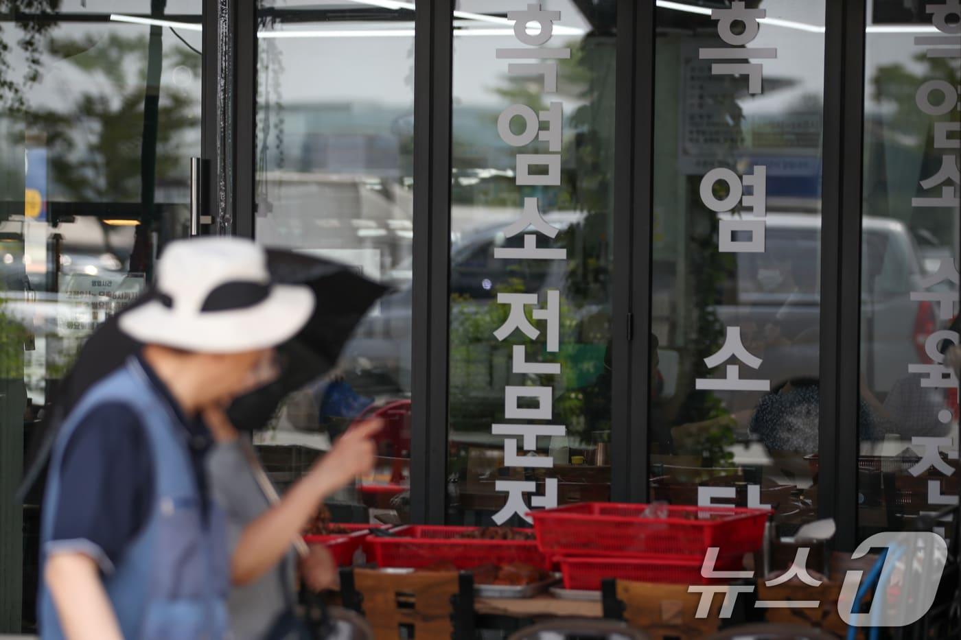 본문 이미지 - 말복을 하루 앞둔 13일 경기 성남 모란시장 모란흑염소 특화거리에 흑염소 메뉴가 보이고 있다. 2024.8.13 ⓒ 뉴스1 이승배 기자