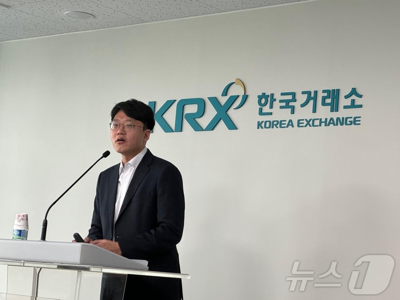 본문 이미지 - 노동길 신한투자증권 연구위원이 13일 서울 여의도 한국거래소에서 기자간담회를 하고 있다. @News1 강수련 기자