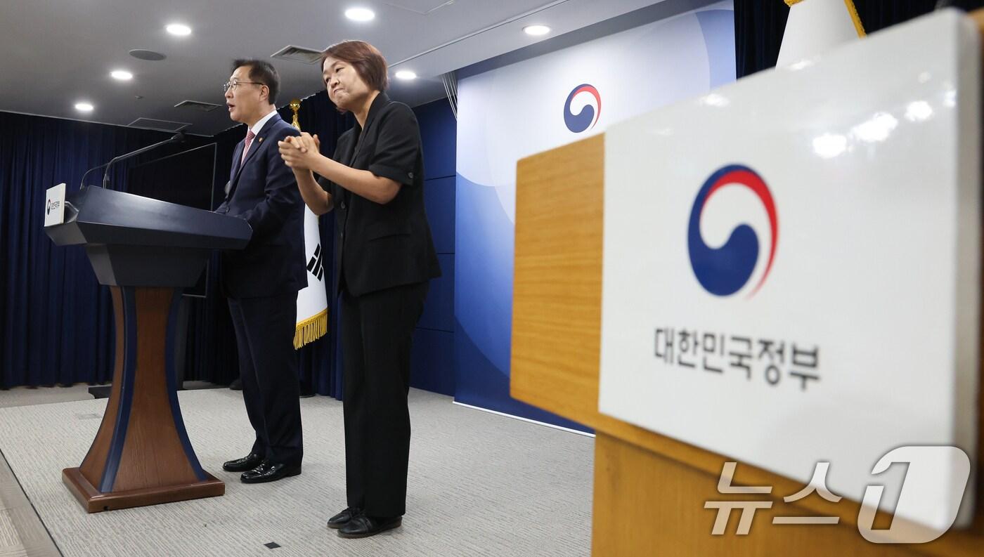 박성재 법무부 장관이 13일 서울 종로구 정부서울청사에서 '2024년 광복절 특별사면' 브리핑을 하고 있다. 윤석열 대통령은 김경수 전 경남도지사, 조윤선 전 청와대 정무수석 장관 등을 복권하고 이동채 전 에코프로 회장 등 1219명을 특별사면했다. 2024.8.13/뉴스1 ⓒ News1 허경 기자