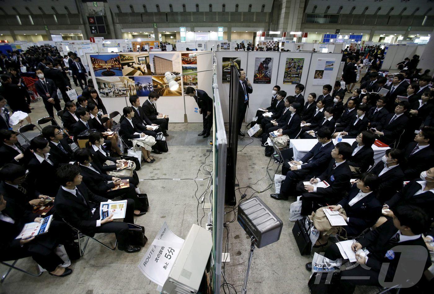 일본 도쿄에서 열린 신입사원 채용 박람회에 구직자들이 기업 설명회에 참가해 오리엔테이션을 듣고 있다. 2016.03.20/ ⓒ 로이터=뉴스1 ⓒ News1 권진영 기자