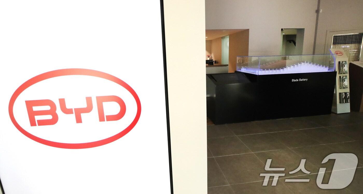 서울 시내에 위치한 세계 전기차 1위인 중국 비야디&#40;BYD&#41; 매장에 전기차 배터리 모형이 전시되어 있다. 2024.8.13/뉴스1 ⓒ News1 임세영 기자