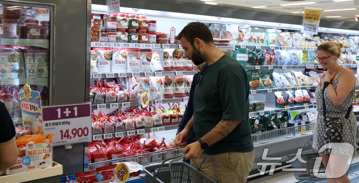13일 서울 한 대형마트에서 외국인이 김치를 고르고 있다.  2024.8.13/뉴스1 ⓒ News1 김명섭 기자