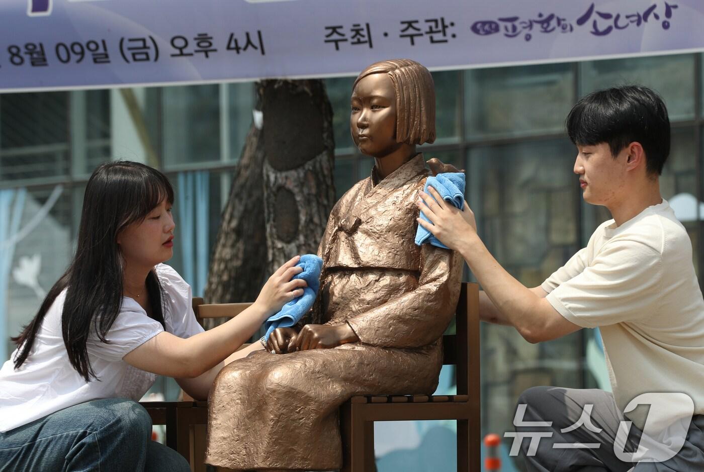 일본군 '위안부' 피해자 기림의 날을 하루 앞둔 13일 경기 오산시청에서 공무원들이 평화의 소녀상을 닦고 있다. (사진은 기사 내용과 무관함) / 뉴스1 ⓒ News12024.8.13/뉴스1 ⓒ News1 김영운 기자