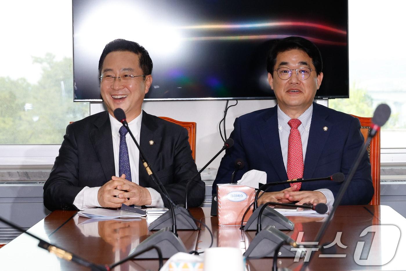 본문 이미지 - 더불어민주당 박성준(왼쪽), 국민의힘 배준영 원내수석부대표가 13일 오후 서울 여의도 국회 운영위원회 소회의실에서 회동하고 있다. 2024.8.13/뉴스1 ⓒ News1 안은나 기자