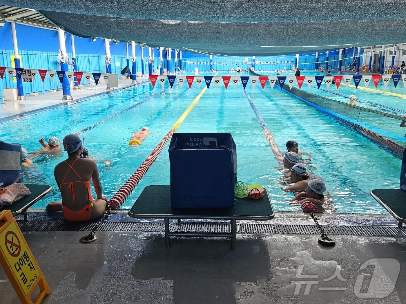 본문 이미지 -  14일 충북 충주 삼원초 수영장이 전국 유일의 50m 규격 야외 수영장으로 수영 동호인들의 인기를 얻는 가운데 시설이 학교복합시설 건립으로 철거될 예정이라서 수영 동호인 사이에 아쉽다는 반응이 나오고 있다. 사진은 삼원초 수영장.(충주수영연맹 제공)2024.8.14/뉴스1