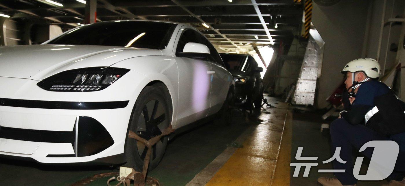 본문 이미지 - 12일 오후 제주항에서 출항하는 2만톤급 카페리 여객선에서 한국해양교통안전공단 관계자가 전기차 충돌 흔적 등을 확인하고 있다. 2024.8.12/뉴스1 ⓒ News1 오현지 기자