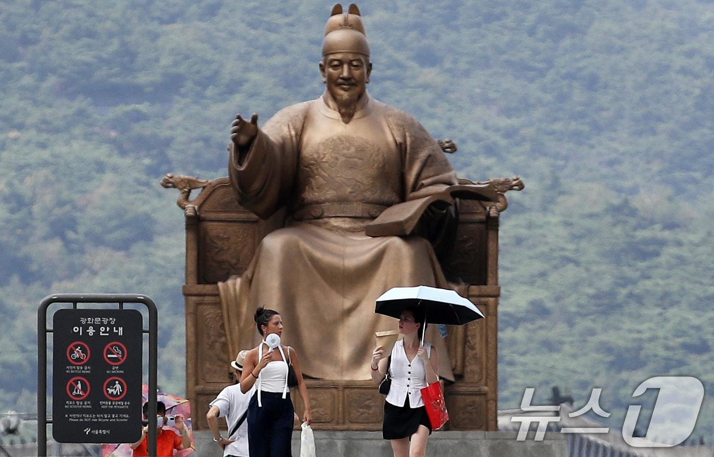 서울 종로구 광화문광장에서 외국인 관광객들이 휴대용 선풍기로 더위를 식히며 걷고 있다. 2024.8.13/뉴스1 ⓒ News1 오대일 기자