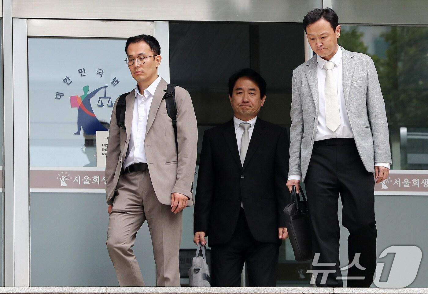 본문 이미지 - 신정권 판매업체 비상대책위원회 대표(왼쪽부터), 류화현 위메프 대표, 류광진 티몬 대표가 13일 서초구 서울회생법원에서 열린 티몬·위메프 회생절차 협의회를 마치고 법원을 나서고 있다. 2024.8.13/뉴스1 ⓒ News1 박세연 기자
