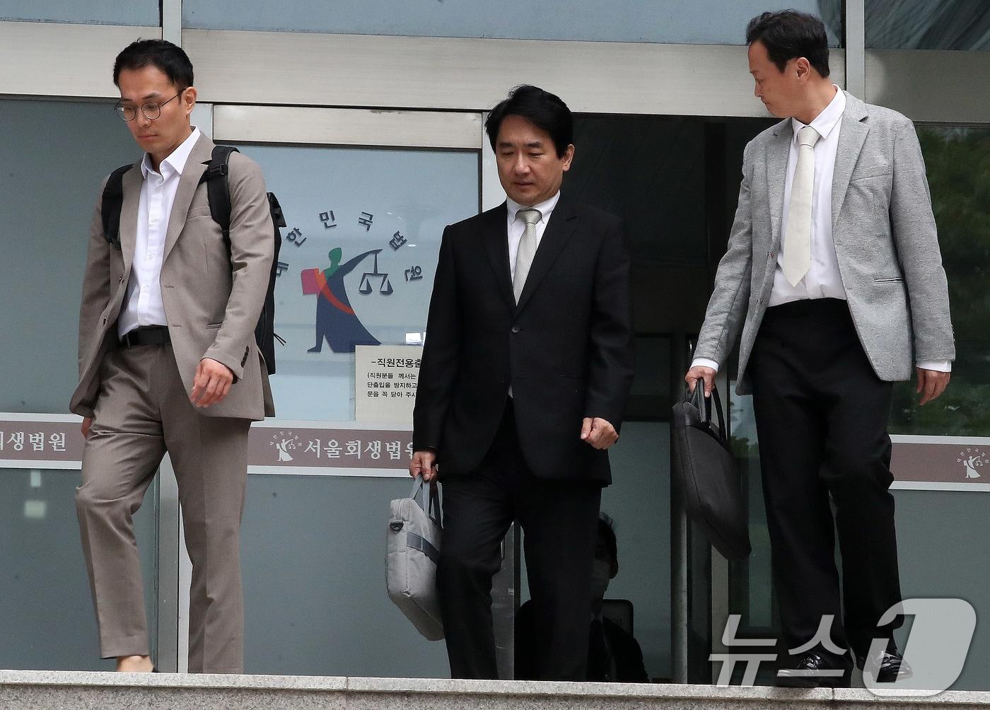 본문 이미지 - 신정권 판매업체 비상대책위원회 대표(왼쪽)와 류화현 위메프 대표, 류광진 티몬 대표가 13일 서울 서초구 서울회생법원에서 열린 티몬·위메프 회생절차 협의회를 마친 뒤 법원을 나서고 있다. 이날 협의회는 채무자들이 채권자들과 자율적으로 해결책을 모색하는 자율구조조정지원(ARS) 프로그램의 일환으로, 수만 명에 이르는 소상공인 채권자들의 피해를 조기에 막고자 열렸다. (공동취재) 2024.8.13/뉴스1 ⓒ News1 박세연 기자