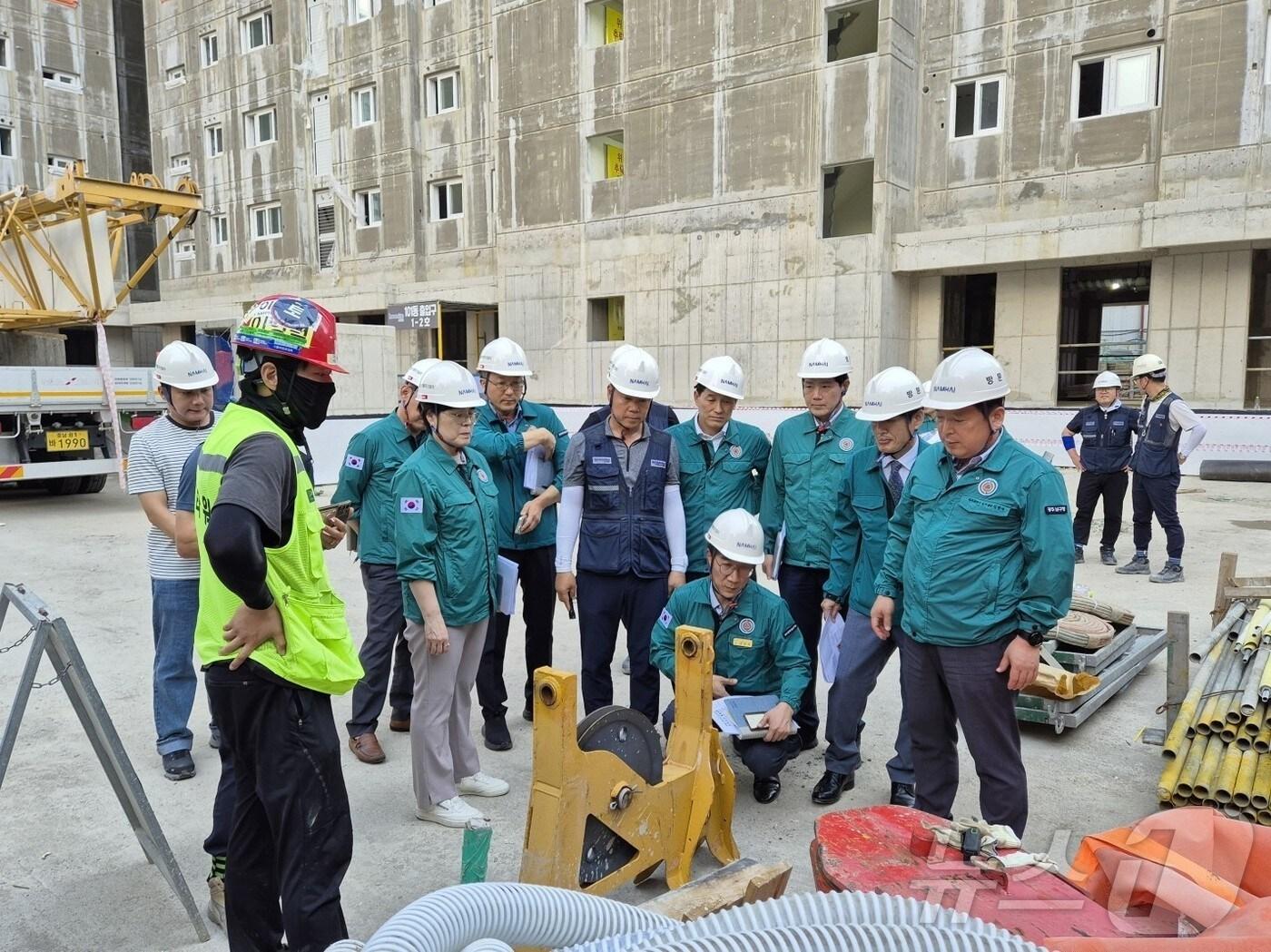 본문 이미지 - 13일 오후 김병내 남구청장을 비롯한 남구청 관계자들이 긴급회의를 마치고 방림동에 위치한 타워크레인 연결고리 낙하사고 현장을 찾아 살펴보고 있다.(광주 남구 제공)2024.8.13/뉴스1