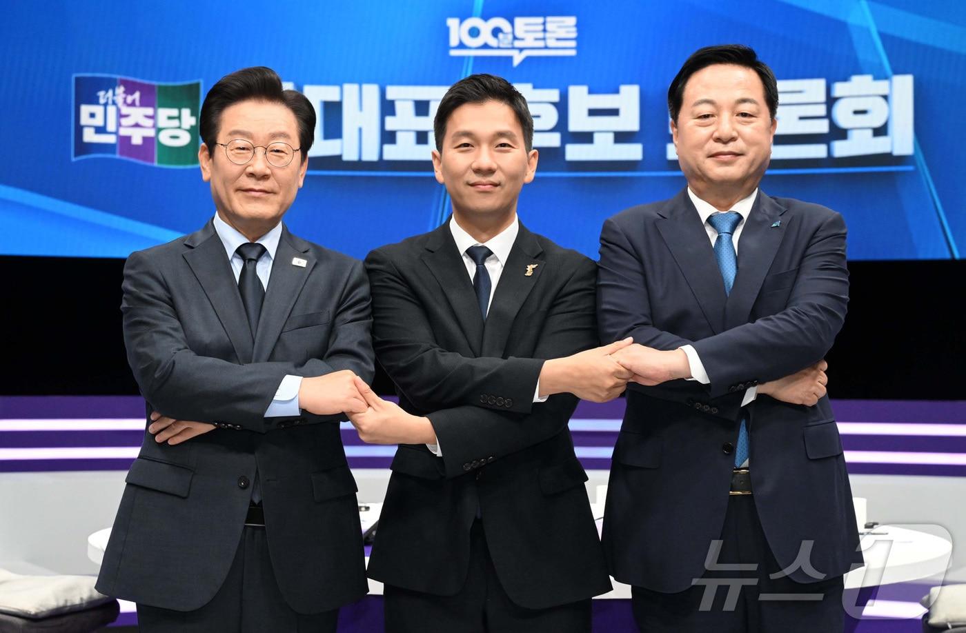 이재명(왼쪽부터), 김지수, 김두관 더불어민주당 당대표 후보가 13일 서울 마포구 상암동 MBC신사옥 스튜디오에서 열린 당대표 후보 방송토론회에 앞서 기념촬영을 하고 있다. 2024.8.13/뉴스1 ⓒ News1 국회사진취재단