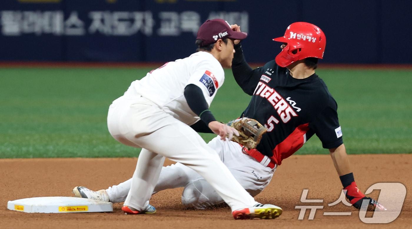 본문 이미지 - 13일 서울 구로구 고척스카이돔에서 열린 프로야구 '2024 신한 SOL 뱅크 KBO리그' 기아 타이거즈와 키움 히어로즈의 경기에서 8회초 2사 상황, 볼넷으로 1루에 나간 KIA 김도영이 도루를 성공시키고 있다. 2024. 8.13/뉴스1 ⓒ News1 김명섭 기자