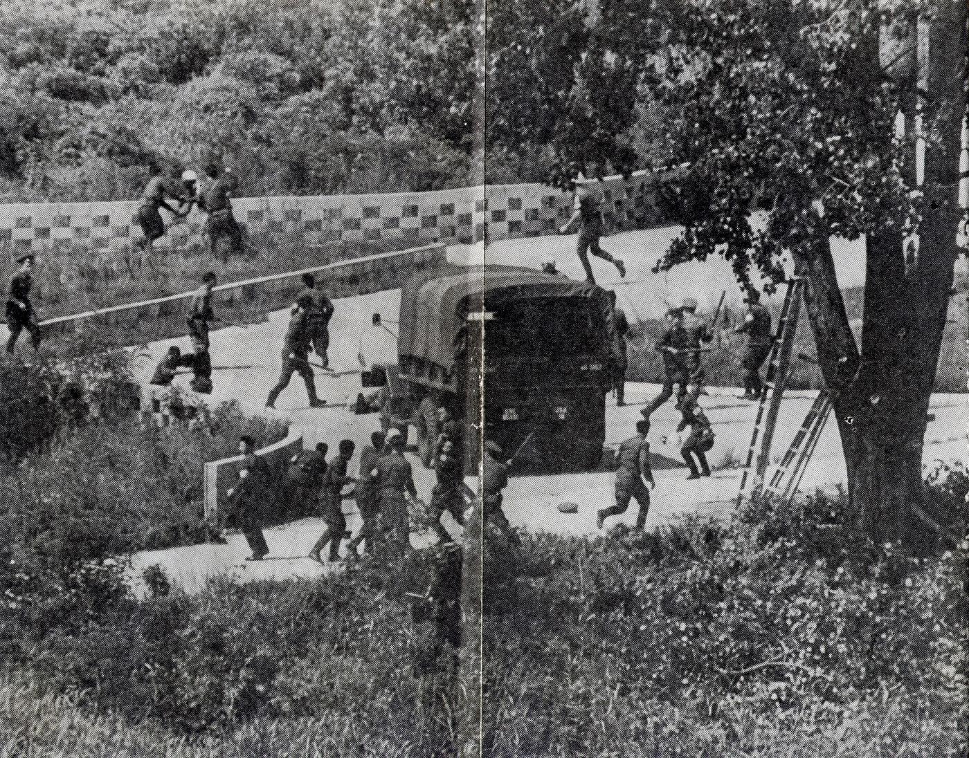 본문 이미지 - 판문점 도끼 살인 사건의 발생 장면. (출처: Originally uploaded by DoubleBlue (Transferred by Grondemar), 흑백사진(1976), Wikimedia Commons, Public Domain)