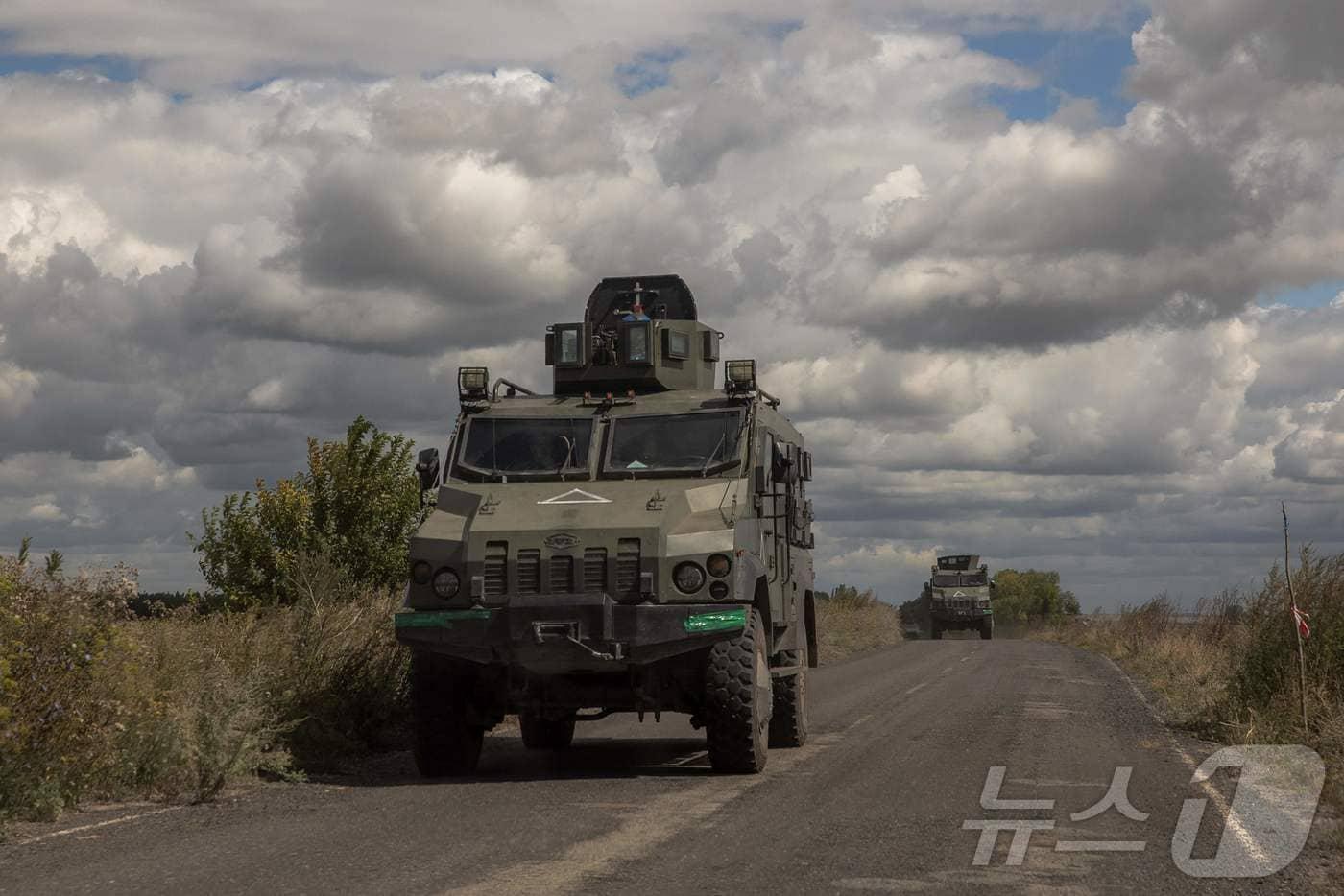 본문 이미지 - 13일 우크라이나군 MRAP 대지뢰장갑차량들이 접경 수미지역에서 줄지어 러시아로 향하고 있다. MRAP 장갑차는 지뢰나 급조폭탄물로부터 승조원들을 방호할 능력을 갖춘 차량으로 우크라이나의 전격 러시아 침공 작전에 긴요한 역할을 수행하고 있다. 올렉산드르 시르시키 우크라이나군 총사령관은 전날 볼로디미르 젤렌스키 대통령에게 우크라이나군이 러시아 영토 1000㎢를 통제하고 있다면서 (러시아) 공격 작전은 계속 된다고 보고했다. 2024.08.13 ⓒ AFP=뉴스1 ⓒ News1 이창규기자