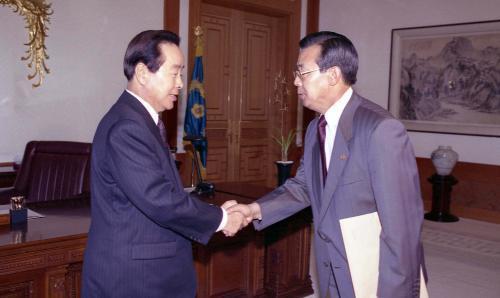 본문 이미지 - 이경식 부총리가 1993년 10월13일 서울 청와대에서 금융실명제와 관련된 내용을 김영삼 대통령에게 보고하는 모습. (출처: e영상역사관)