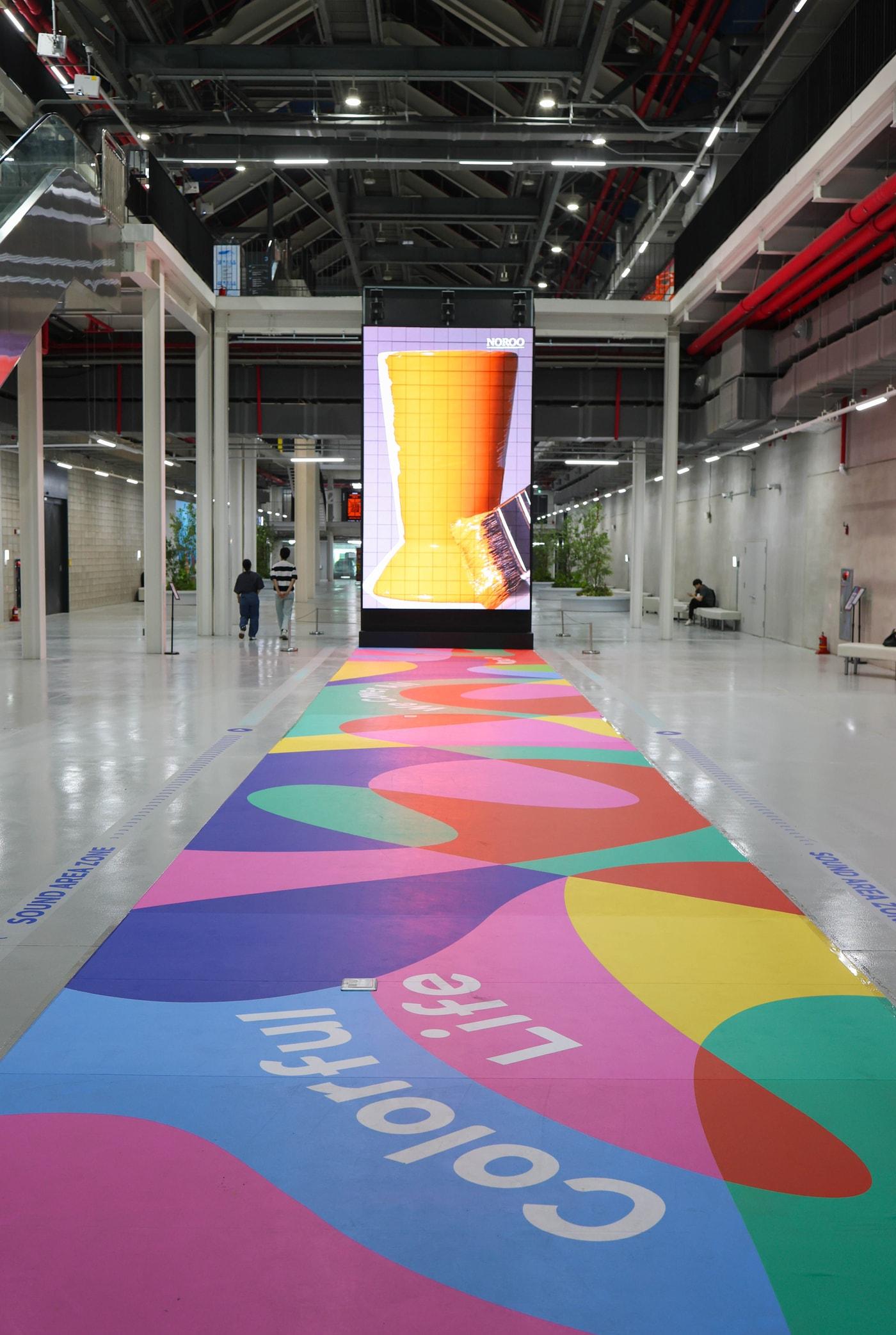 본문 이미지 - 노루페인트가 인천 중구 상상플랫폼에 선보인 대형 미디어아트 모습. /노루페인트 제공