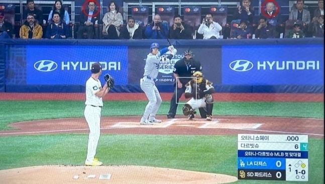본문 이미지 - 3월20일 서울 고척스카이돔에서 열린 샌디에이고 파드리스와 LA다저스의 미국 프로야구(MLB) 공식 개막전. 타석 좌측 강한승 쿠팡 대표(왼쪽 동그라미 표시), 타석 우측 왼쪽부터 김홍기 CJ주식회사 대표, 손경식 CJ그룹 회장(오른쪽 동그라미 표시), 강신호 CJ제일제당 부회장, 신영수 CJ대한통운 대표(쿠팡 제공).