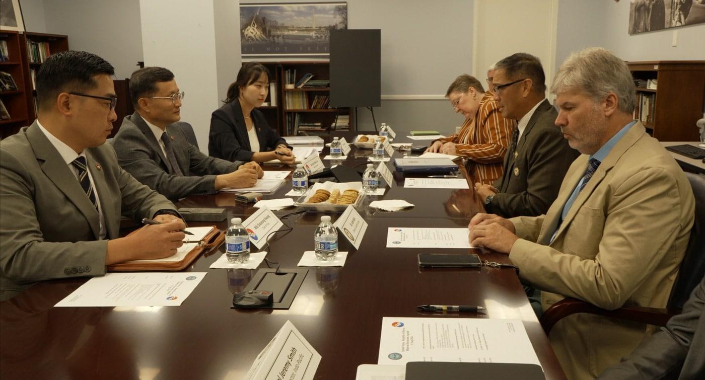 국방부유해발굴감식단과 미 국방부 전쟁포로·실종자 확인국(DPAA) 주요 직위자들이13일(현지시각) 미국 버지니아주에서 한·미 유해발굴 협력 정례회의를 진행하고 있다.(국유단 제공)