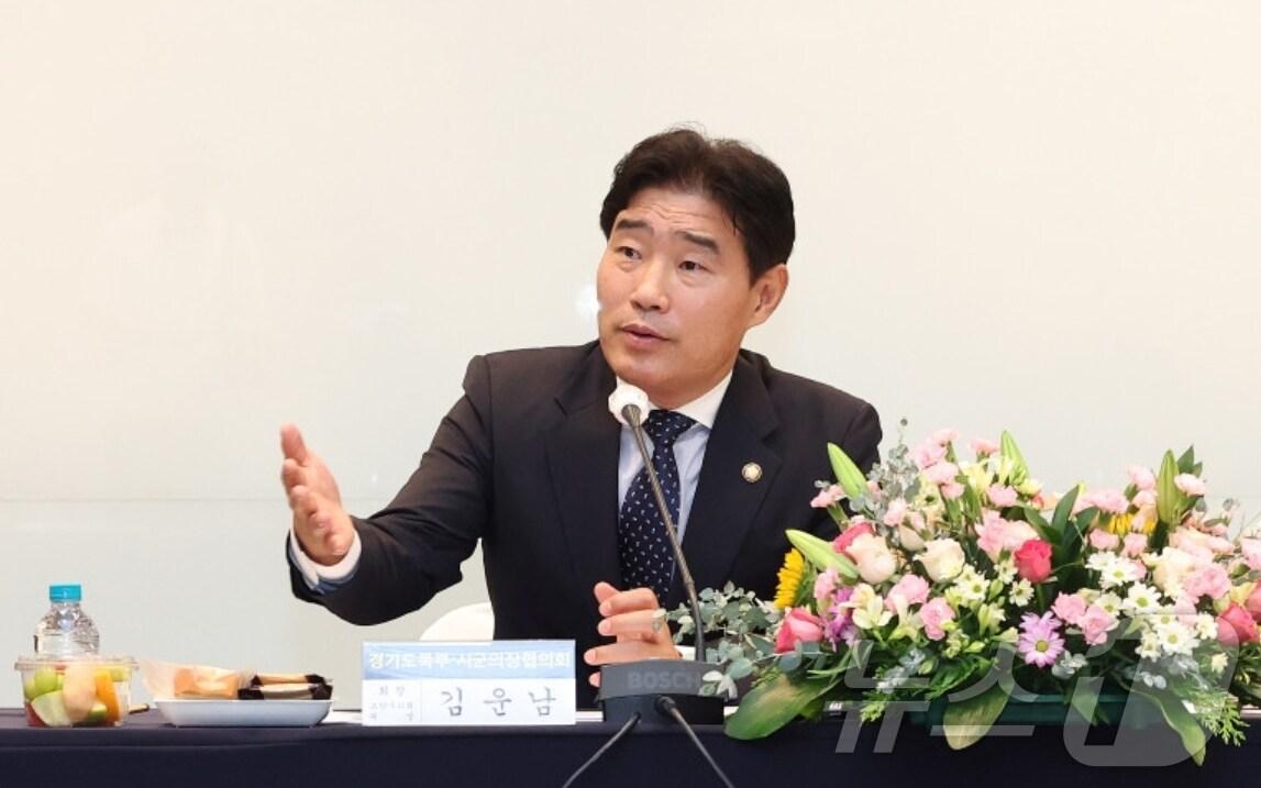 본문 이미지 - 13일 킨텍스에서 열린 제112차 경기도 시·군의장협의회 정례회의에서 북부권협의회 회장으로 선출된 김운남 고양시의회 의장. (고양시의회 제공)