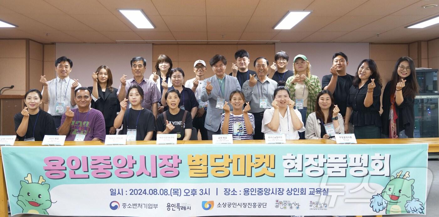 본문 이미지 - 용인시가 지난 8일 가진 용인중앙시장 주말 상설 야시장 '별당마켓' 판매 먹거리 품평회 때 모습.(용인시 제공)