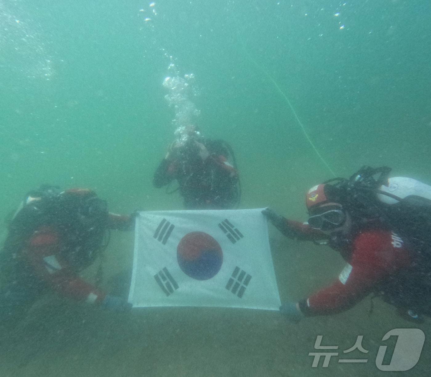 본문 이미지 - 전북자치도 부안해경이 제79주년 광복절을 맞아 부안군 사당도 인근 수중에서 태극기를 펼쳐들고 독립의 의미를 되새기고 있다.(해경 제공)2024.8.14/뉴스1