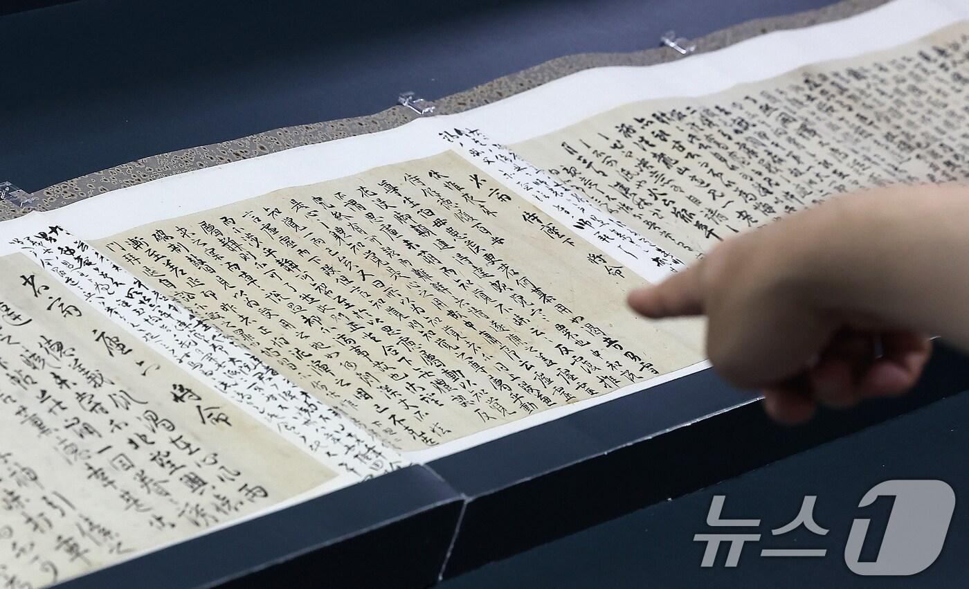 본문 이미지 - 국가유산청이 14일 오전 서울 종로구 국립고궁박물관에서 국외소재문화유산재단을 통해 국외에서 환수한 '한말 의병 관련 문서', '한일관계사료집(韓日關係史料集)&shy;국제연맹제출 조일관계사료집&shy;', '조현묘각운(鳥峴墓閣韻) 시판(詩板)'을 언론에 최초 공개하고 있다. 사진은 '한말 의병 관련 문서'. 2024.8.14/뉴스1 ⓒ News1 김진환 기자