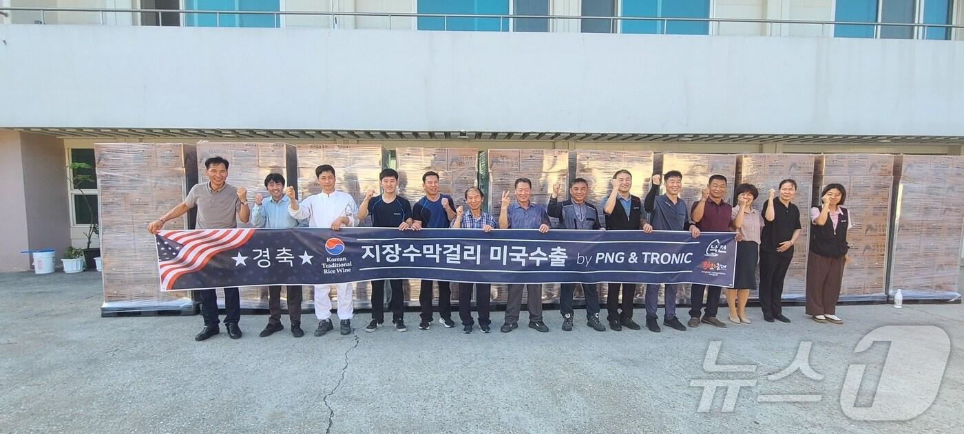 강원 동해 대표 막걸리 '지장수 막걸리' 미국 수출을 위한 선적 출발을 앞두고 동해시 등 관계자들이 기념촬영을 하고 있다.(동해시 제공) 2024.8.14/뉴스1