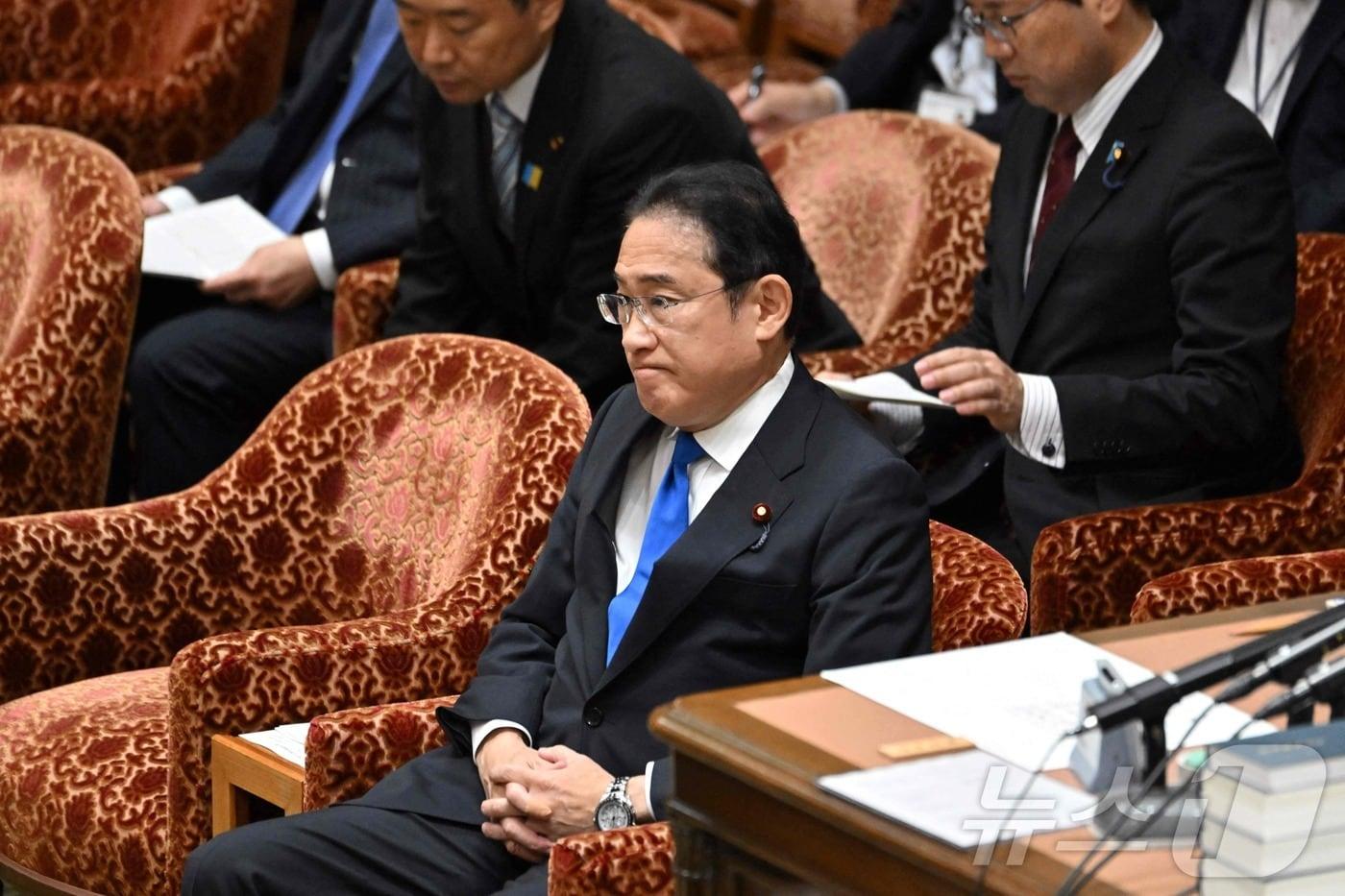 본문 이미지 - 지난 6월 5일 일본 도쿄 중의원에서 열린 정치개혁특별위원회 회의에 기시다 후미오 일본 총리가 굳은 표정으로 앉아있다. 14일 교도통신은 기시다 총리가 오는 9월 자민당 총재 선거에 불출마하겠다는 의향을 밝혔다고 보도했다. 이에 따라 기시다 총리는 9월 새로운 총재가 선출되면 총리직에서 내려올 것으로 전망된다. 2024.06.05 ⓒ AFP=뉴스1 ⓒ News1 김지완 기자