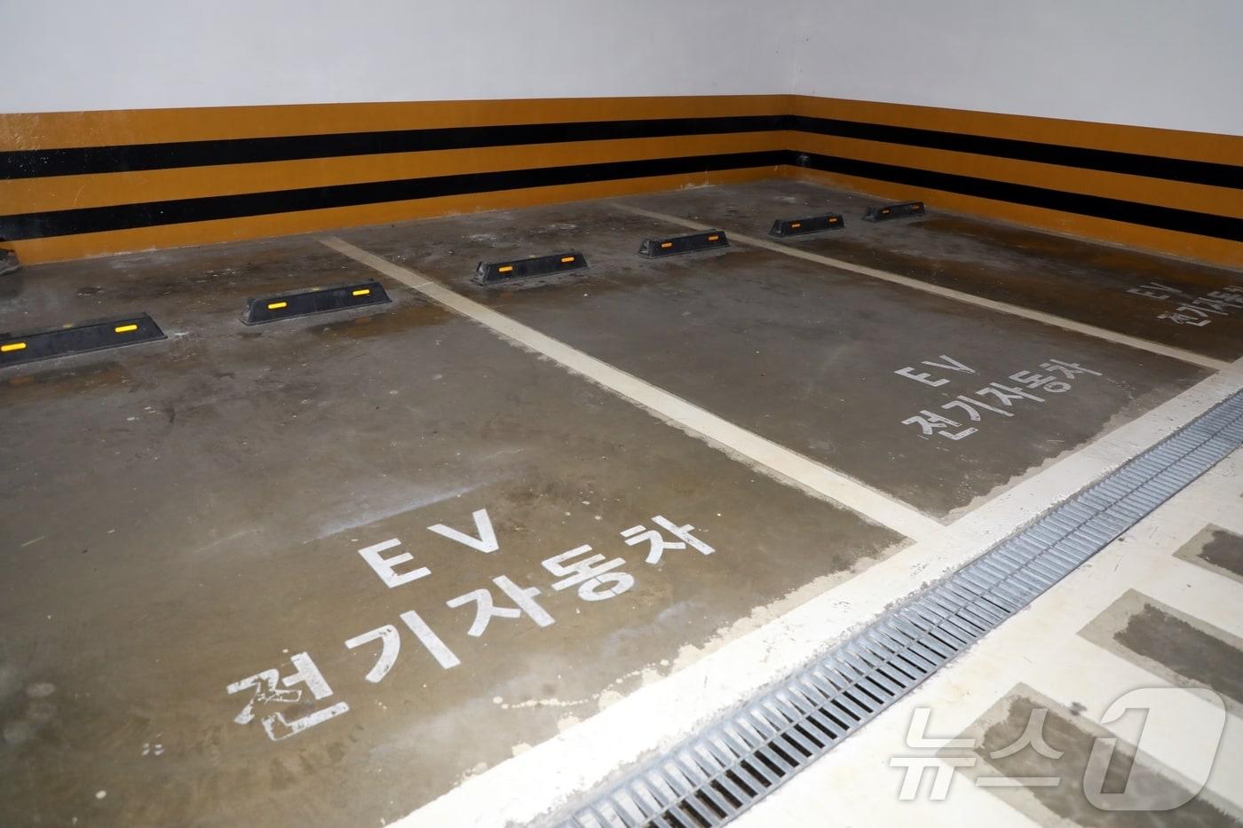 본문 이미지 - 제주시내 한 지하주차장 내부의 전기자동차 주차구역이 텅 비어있다. 2024.8.14/뉴스1 ⓒ News1 홍수영 기자