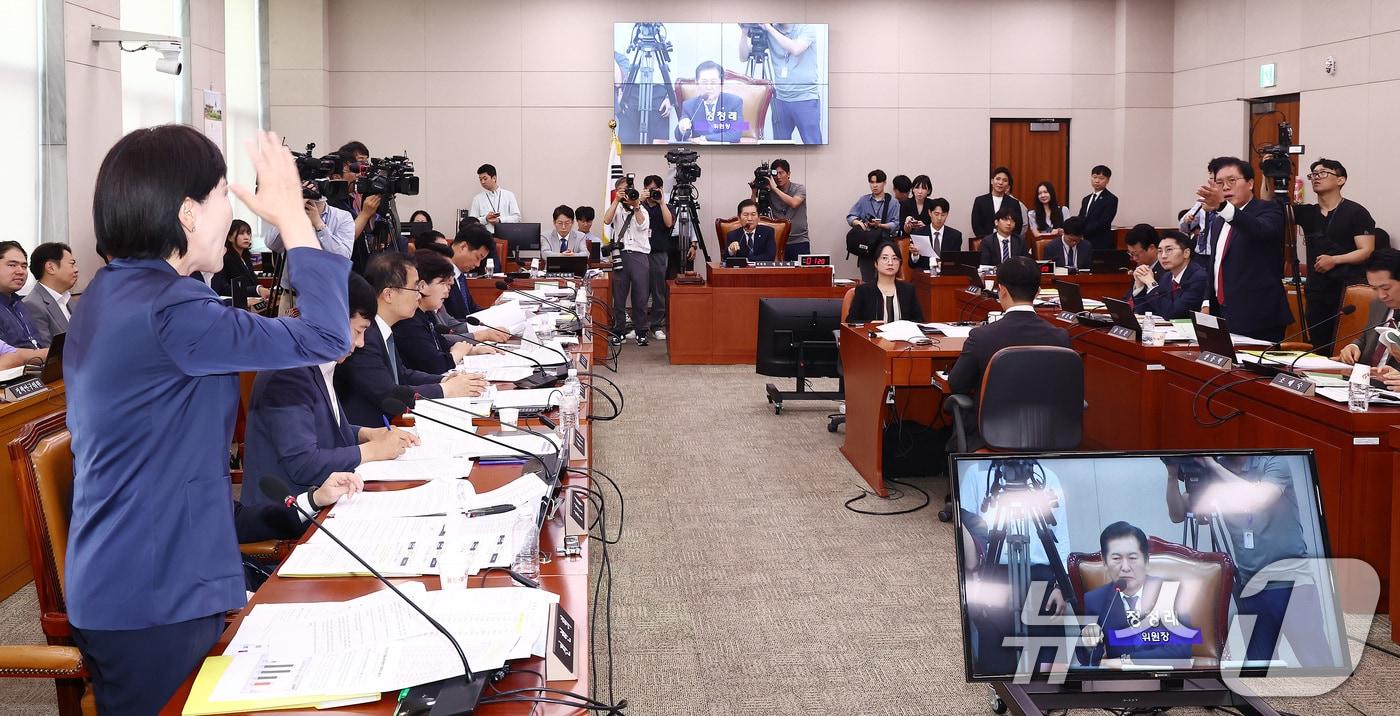 14일 오전 서울 여의도 국회 법제사법위원회에서 열린 김영철 서울북부지검 차장검사 '탄핵소추사건 조사'와 관련한 청문회에서 전현희 더불어민주당(왼쪽)과 송석준 국민의힘 의원이 전 의원의 권익위 간부 사망 관련 의사진행 발언을 놓고 언쟁을 벌이고 있다. 2024.8.14/뉴스1 ⓒ News1 김민지 기자