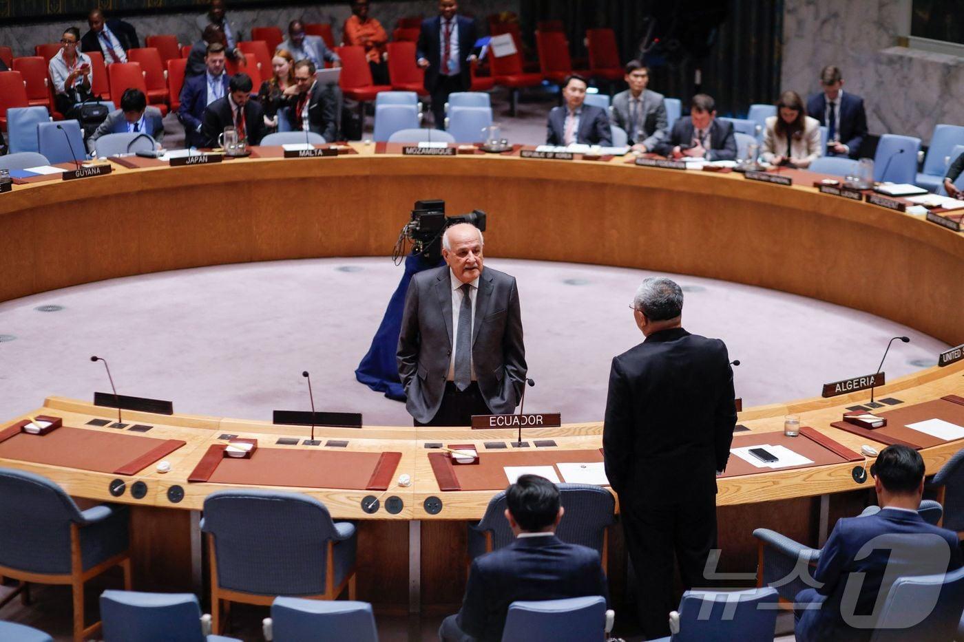 리야드 만수르 주유엔 팔레스타인 대사가 미국 뉴욕 유엔본부에서 열린 가자지구와 중동 상황에 관한 유엔 안전보장이사회 회의 중 회의장 가운데 서서 다른 참석자와 대화를 나누고 있다. &#40;사진은 기사 내용과 무관함&#41; / 뉴스1 ⓒ News1 2024.08.13 ⓒ AFP=뉴스1 ⓒ News1 김지완 기자