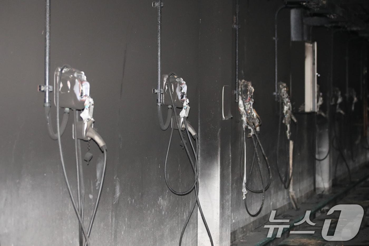 전기차 차량 화재가 발생했던 인천 청라의 한 아파트 지하주차장에 화마의 흔적이 보이고 있다.  2024.8.14/뉴스1 ⓒ News1 이승배 기자