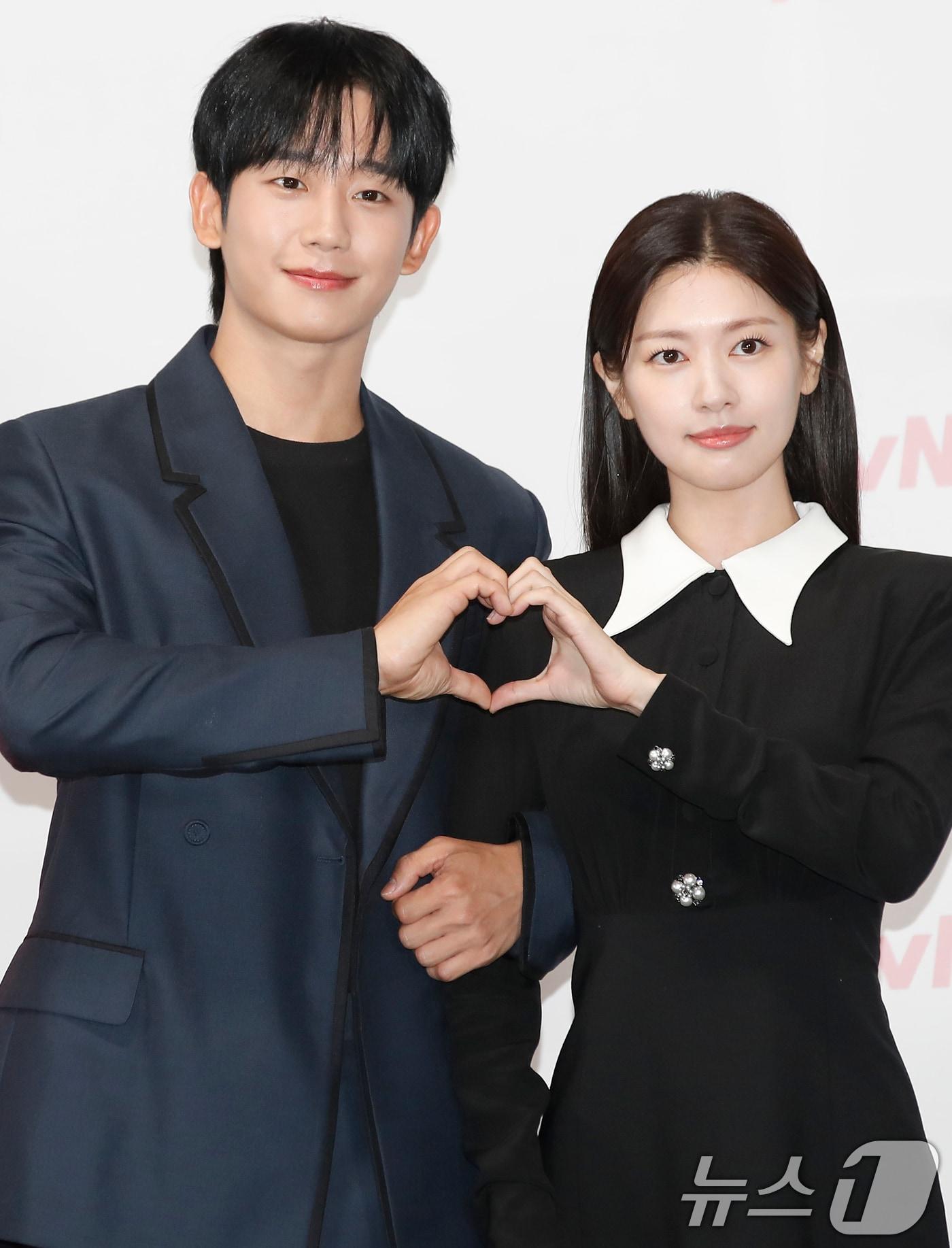 본문 이미지 - 배우 정해인과 정소민(오른쪽)이 14일 서울 구로구 라마다서울신도림호텔에서 열린 tvN 새 토일드라마 '엄마친구아들' 제작발표회에서 포즈를 취하고 있다. '엄마친구아들'은 오류 난 인생을 재부팅 하려는 여자와 그의 살아있는 흑역사인 '엄마친구아들'이 벌이는 파란만장 동네 한 바퀴 로맨스다. 2024.8.14/뉴스1 ⓒ News1 권현진 기자