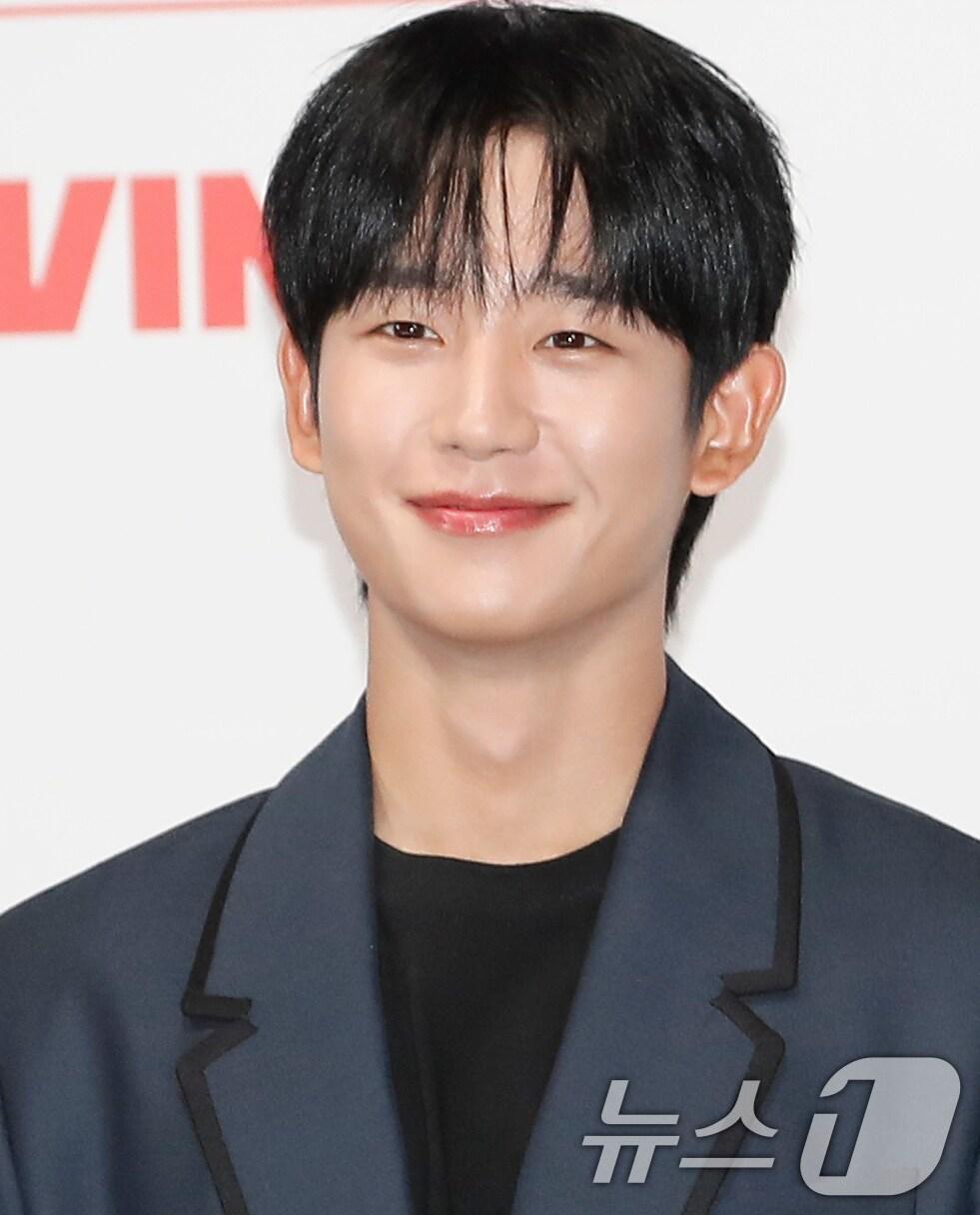 본문 이미지 - 배우 정해인이 14일 서울 구로구 라마다서울신도림호텔에서 열린 tvN 새 토일드라마 '엄마친구아들' 제작발표회에서 포즈를 취하고 있다. '엄마친구아들'은 오류 난 인생을 재부팅 하려는 여자와 그의 살아있는 흑역사인 '엄마친구아들'이 벌이는 파란만장 동네 한 바퀴 로맨스다. 2024.8.14/뉴스1 ⓒ News1 권현진 기자