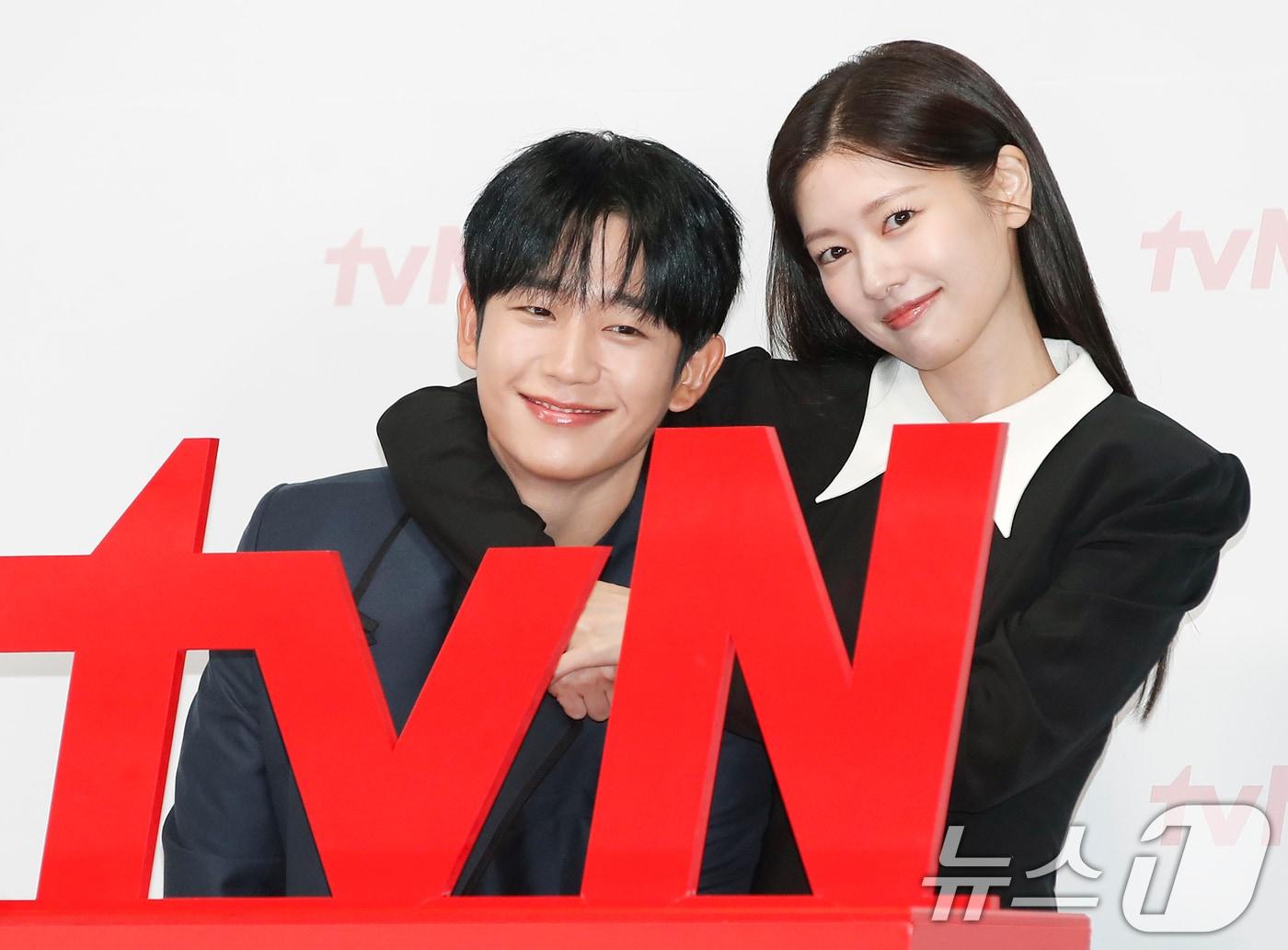 본문 이미지 - 배우 정해인과 정소민(오른쪽)이 14일 서울 구로구 라마다서울신도림호텔에서 열린 tvN 새 토일드라마 '엄마친구아들' 제작발표회에서 포즈를 취하고 있다. '엄마친구아들'은 오류 난 인생을 재부팅 하려는 여자와 그의 살아있는 흑역사인 '엄마친구아들'이 벌이는 파란만장 동네 한 바퀴 로맨스다. 2024.8.14/뉴스1 ⓒ News1 권현진 기자