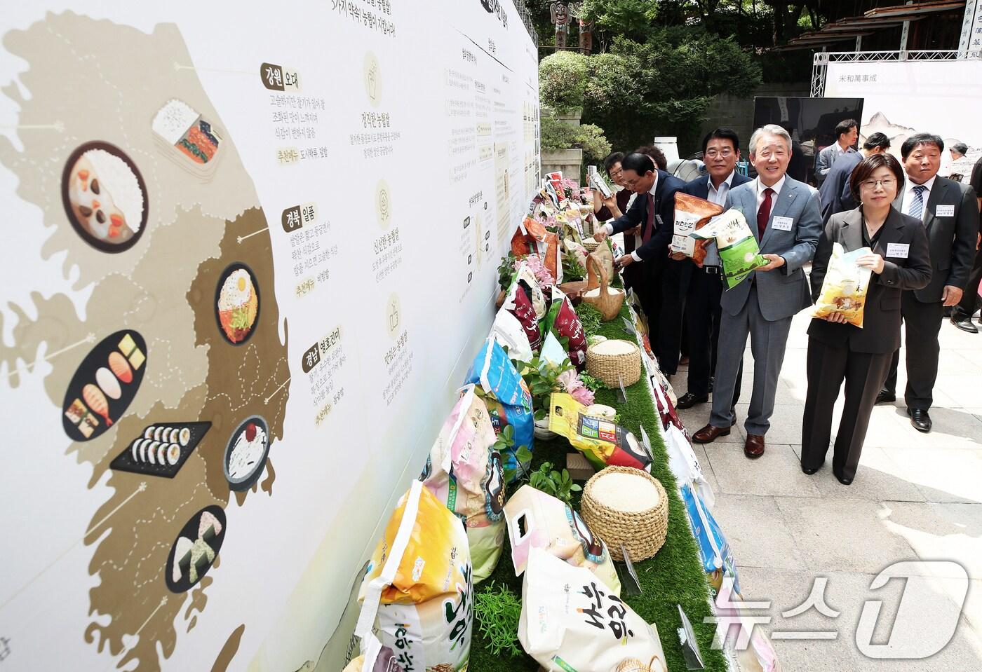 강호동 농협중앙회장이 14일 서울 중구 한국의집에서 열린 제10회 쌀의 날(8.18) 기념식에서 내빈들과 전시부스를 돌아보며 우리 쌀 포장상품을 들고 포즈를 취하고 있다. 쌀의 날은 지난 2015년 쌀 시장 개방(관세화)을 계기로 농림축산식품부와 농협중앙회가 쌀의 의미를 기리기 위해 제정해, 올해로 10회를 맞았다. 2024.8.14/뉴스1 ⓒ News1 오대일 기자