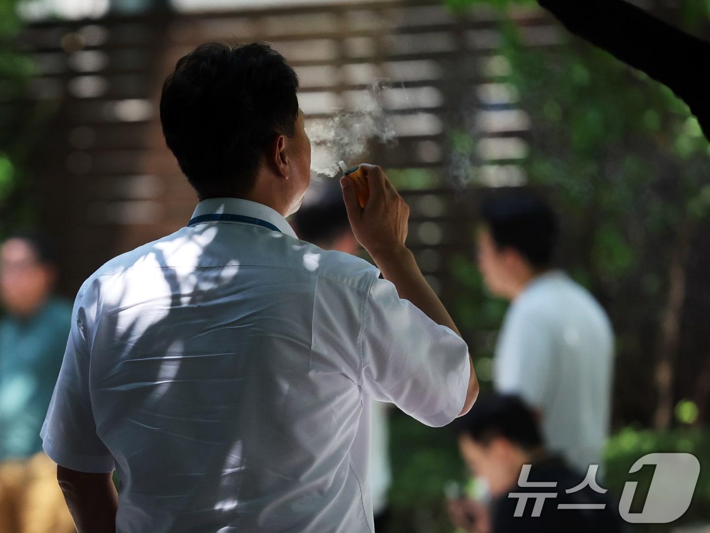 본문 이미지 - 서울 종로구 흡연구역에서 시민들이 담배를 피우는 모습. /뉴스1 ⓒ News1 