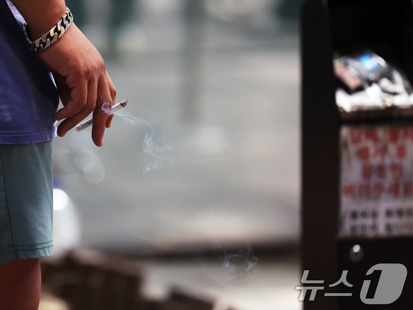 본문 이미지 - 흡연구역에서 시민들이 담배를 피우는 모습. &#40;자료사진&#41; /뉴스1 ⓒ News1 황기선 기자