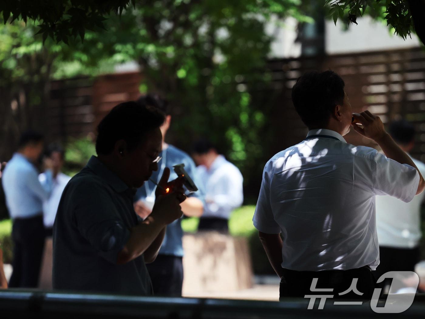 본문 이미지 - 서울 종로구가 관내 유치원(16곳), 어린이집(66곳), 초중고교(45곳) 주변 금연구역을 오는 17일부터 확대·신설한다고 밝혔다.  사진은 14일 서울 종로구 흡연구역에서 시민들이 담배를 피우는 모습. 2024.8.14/뉴스1 ⓒ News1 황기선 기자