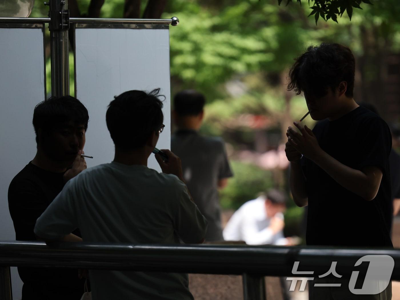 본문 이미지 - 흡연구역에서 시민들이 담배를 피우는 모습.(자료사진) ⓒ 뉴스1 황기선 기자